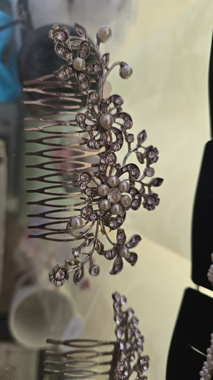 Pearl Embellished Hair Clip