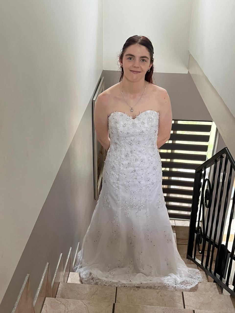 Glamorous Off-White Mermaid Wedding Dress – Hand-Beaded Lace Detail