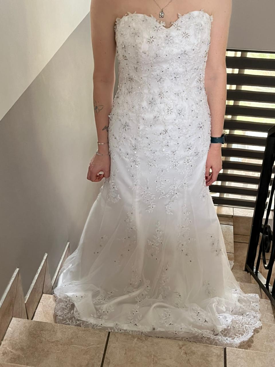 Glamorous Off-White Mermaid Wedding Dress – Hand-Beaded Lace Detail