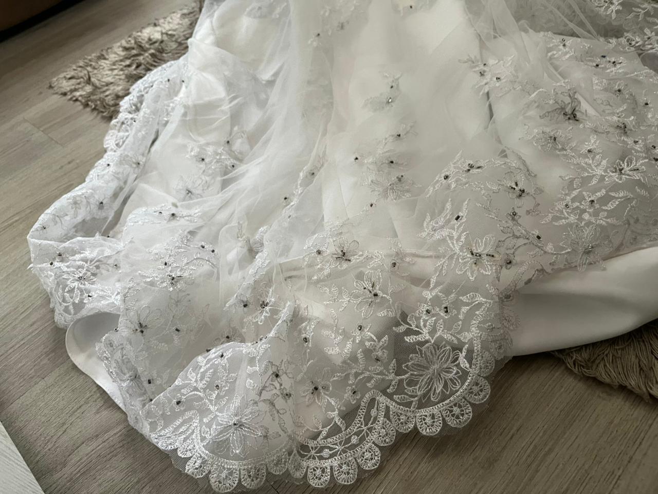 Glamorous Off-White Mermaid Wedding Dress – Hand-Beaded Lace Detail